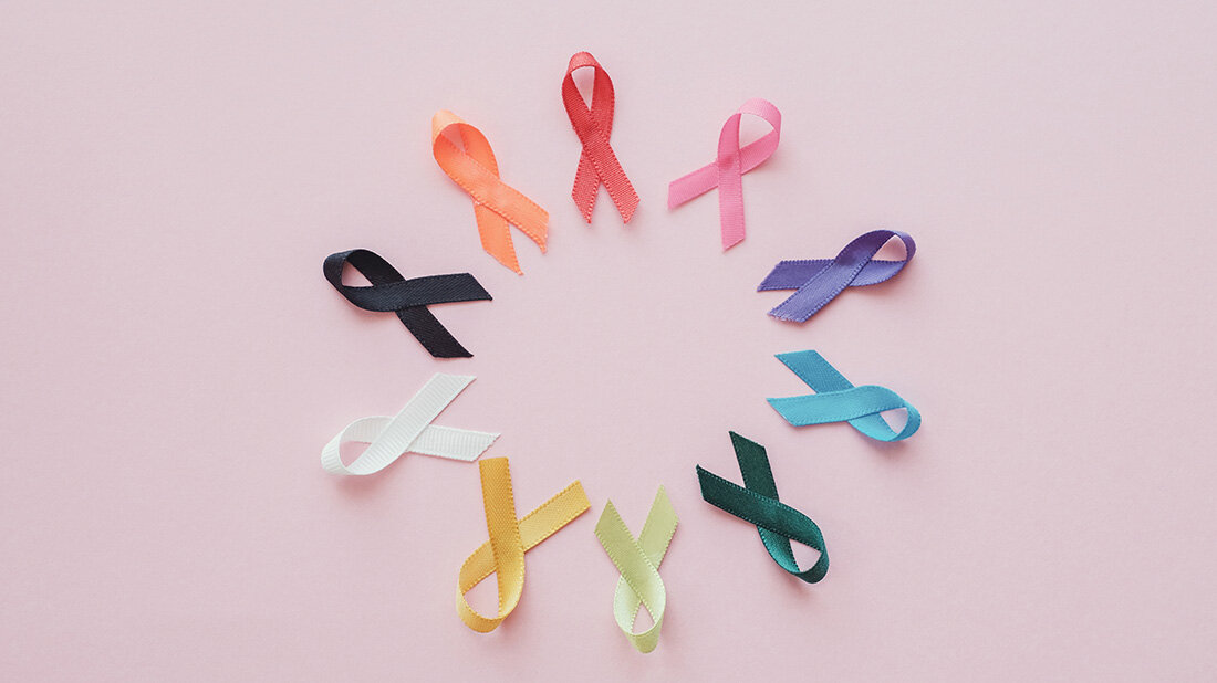 Krebs_Baender.jpg Krebs-Schleifen in unterschiedlichen Farben auf rosa Hintergrund