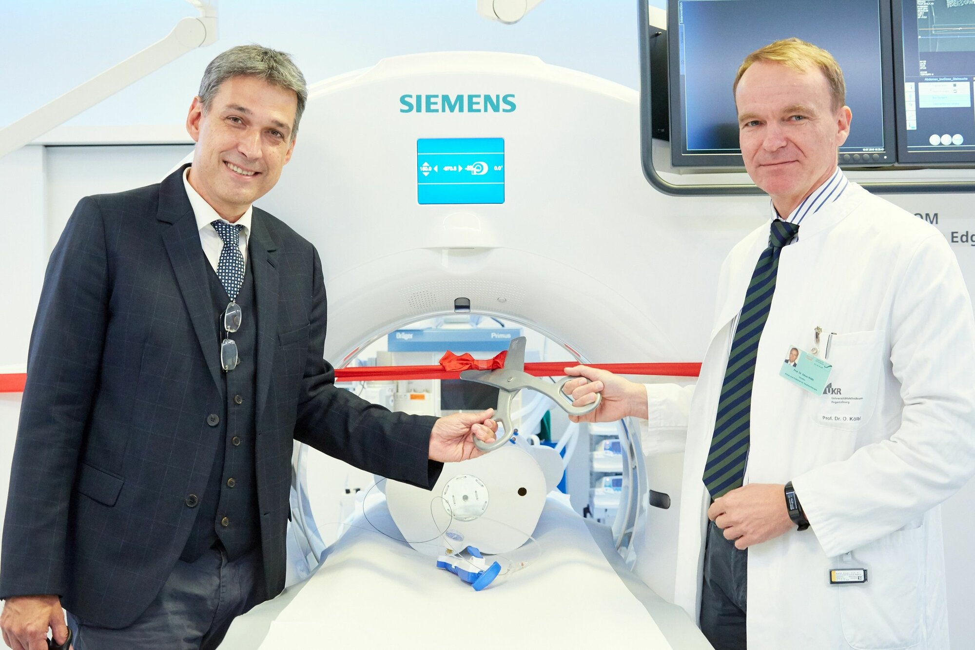 UKR_Interventions-CT-Einweihung.jpg Professor Dr. Christian Stroszczynski (links), Professor Dr. Oliver Kölbl