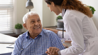 Ärztin mit einem dementen Patienten