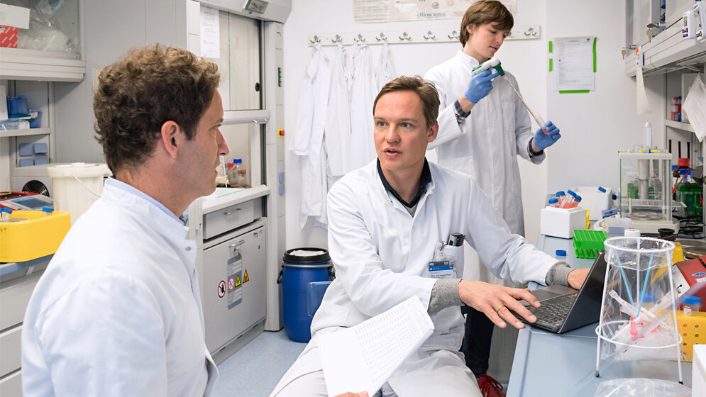 PD_Dr_Hendrik_Poeck_m_und_Dr_Tobias_Haas_l_Julius_Fischer_Benz_TUM.jpg PD Dr. Hendrik Poeck (m.) und Dr. Tobias Haas (l.)