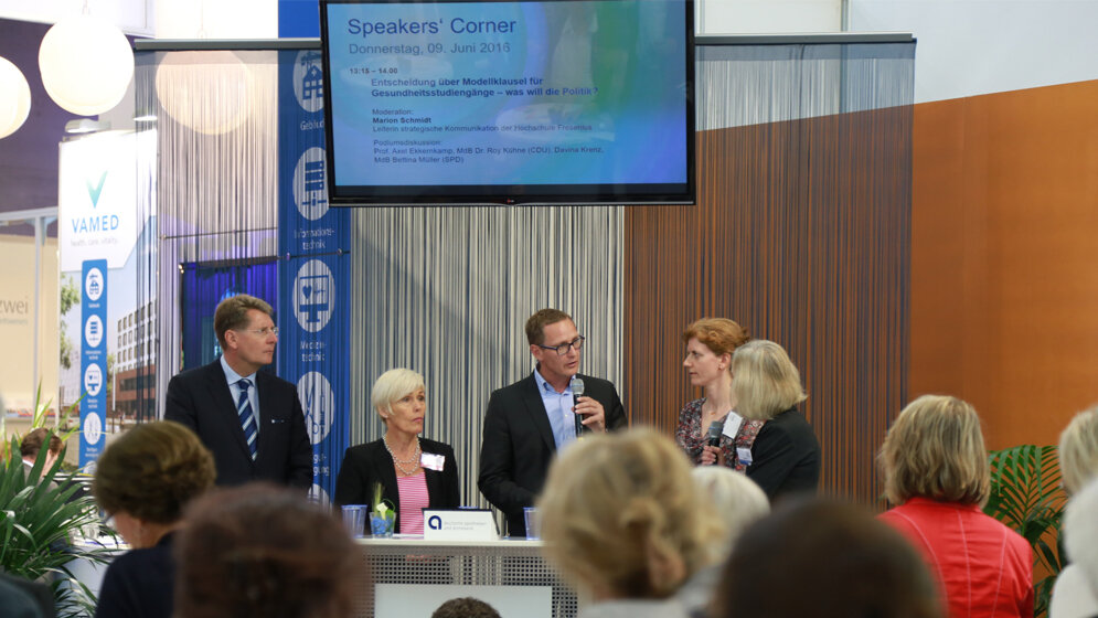 Akademisierung.jpg Prof. Dr. Axel Ekkernkamp, Bettina Müller, Dr. Roy Kühne, Davina Krenz, Marion Schmidt