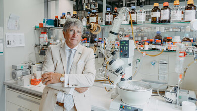 Prof. Dieter Schinzer in seinem Labor