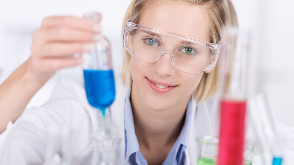 Fotolia_59013751_Frau_im_Labor_contrastwerksatt.jpg Frauen