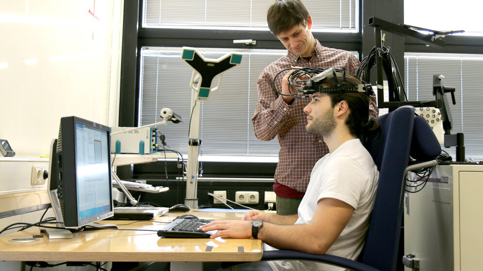 Funktionale Nah-Infrarot Spektroskopie (fNIRS) - Dr. Ingo Helmich. 