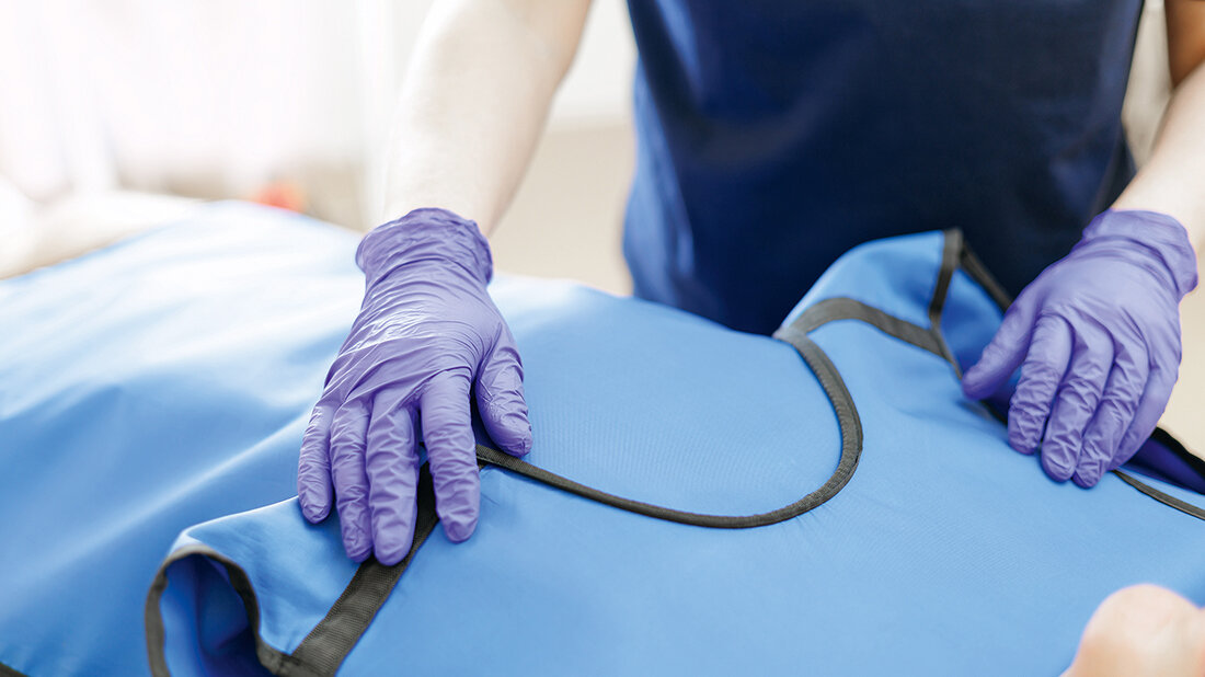 Haltung und Wissen von MTR-Lehrenden hinsichtlich Patientensicherheit Foto, auf dem zwei Hände in medizinischen Handschuhen zu sehen sind