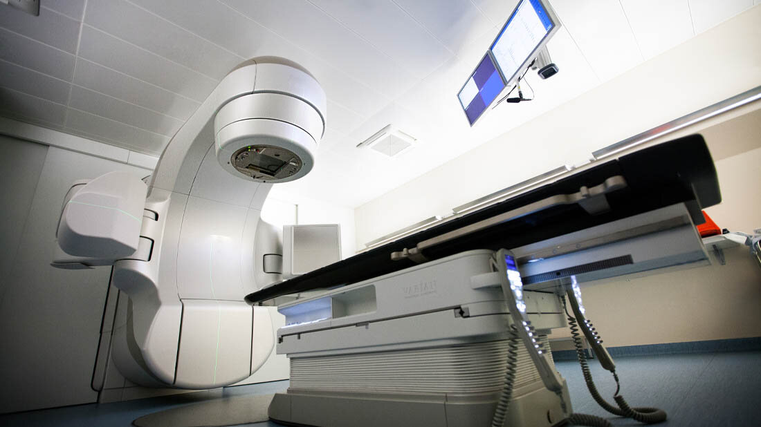Strahlentherapie_Behandlungsfaelle_steigen.jpg Blick auf ein Strahlentherapiegerät.