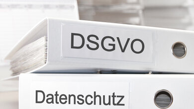 Ordner mit Aufdruck DSGVO und Datenschutz