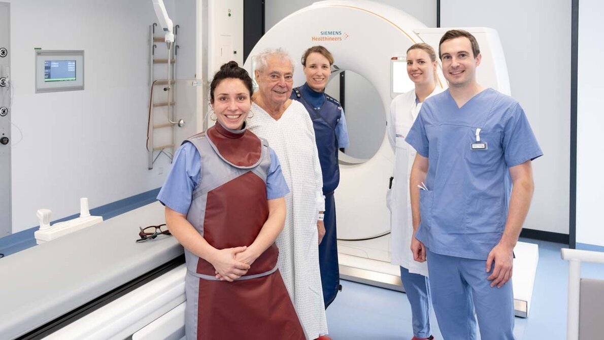 Freiburg_UKF_RIZ_2_edited.jpg Team um Prof. Dr. Wibke Uller (3.v.l.) hat den Betrieb im neuen Radiologischen Interventionszentrum des Universitätsklinikums Freiburg aufgenommen.