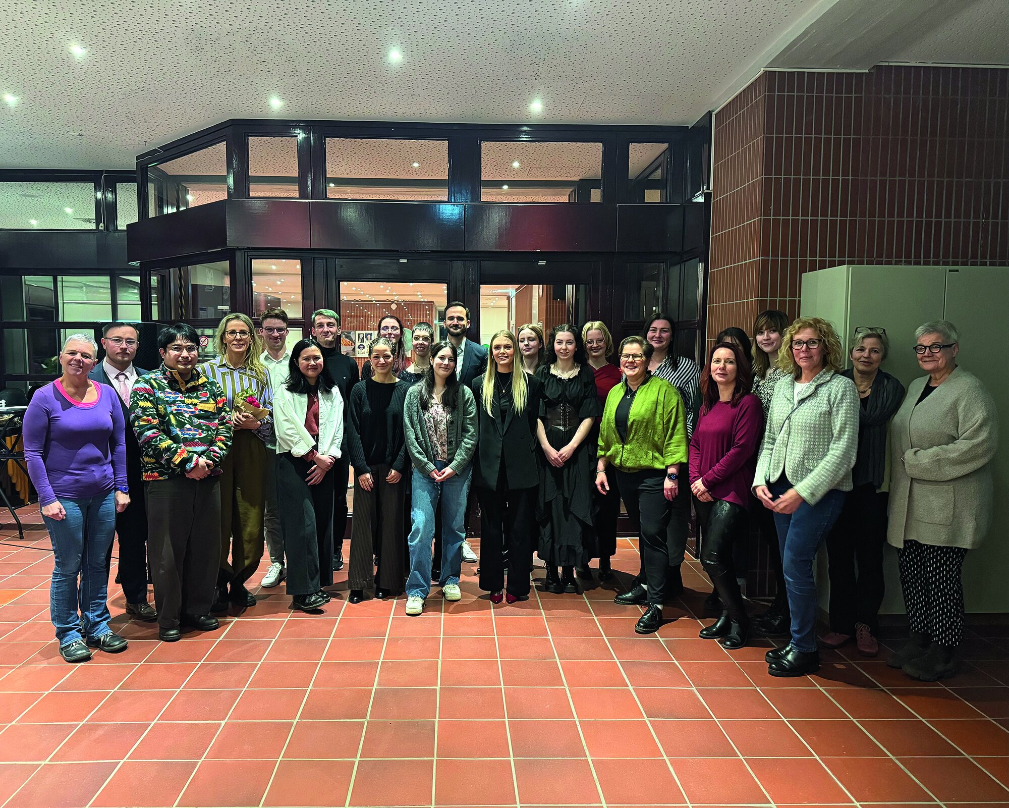 Foto der ersten MTL-Abschlussklasse mit dem Lehrpersonal