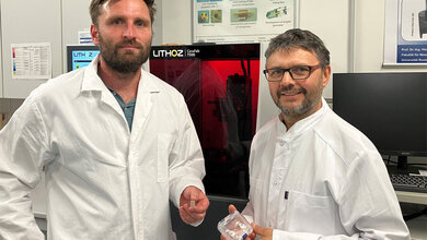Doktorand Christian Polley (links) und Professor Hermann Seitz 