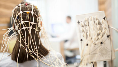 EEG_100_Jahre.jpg Patientin mit EEG