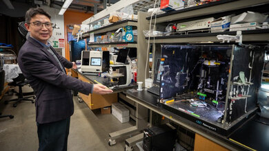 Prof. Shaochen Chen steht im Labor.