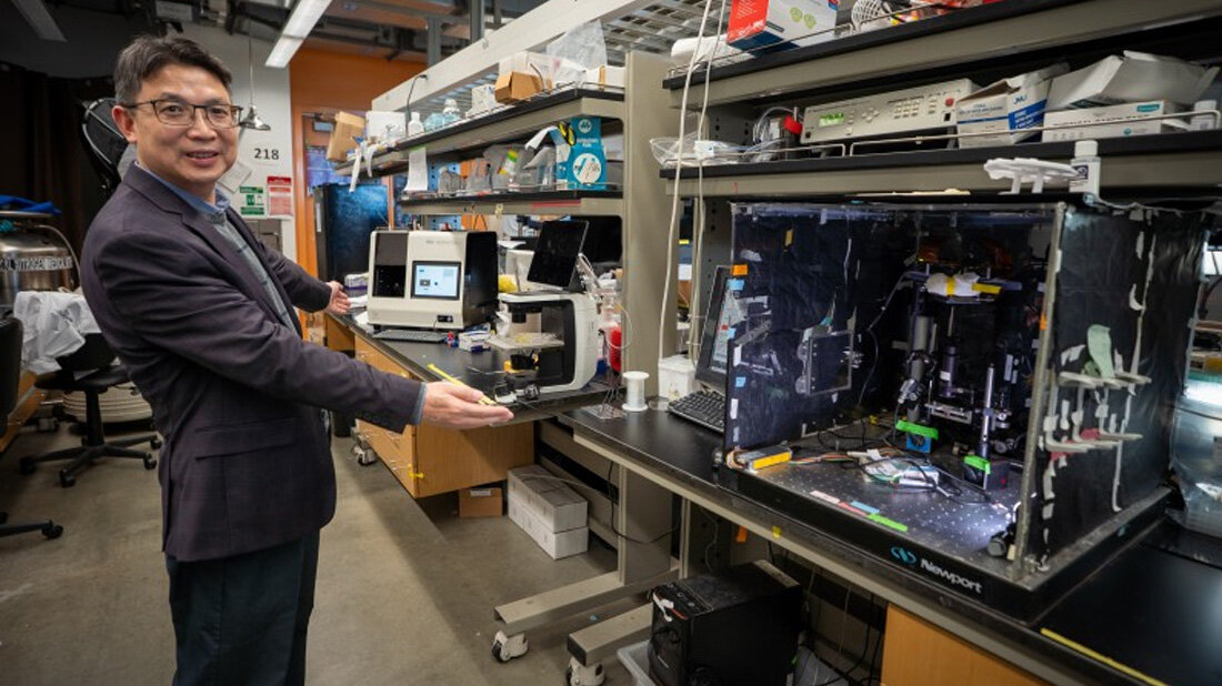 Prof. Shaochen Chen steht im Labor.
