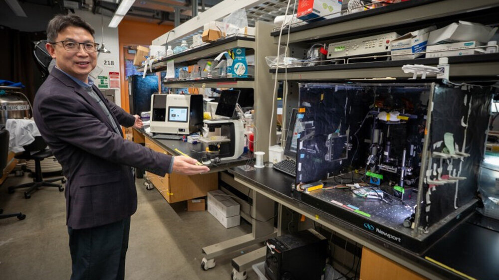 Prof. Shaochen Chen steht im Labor.