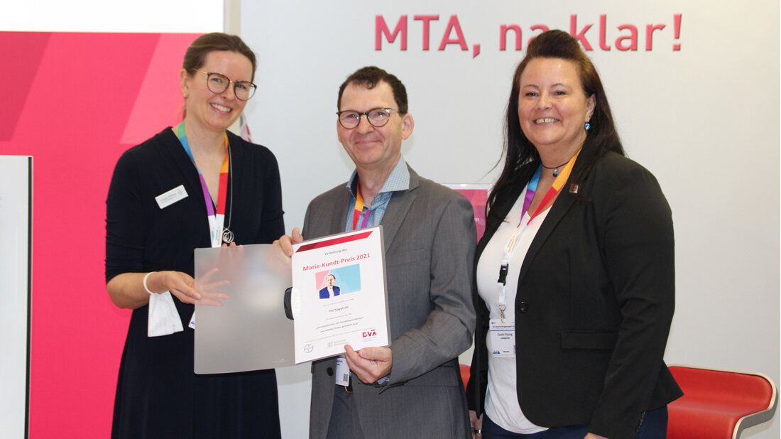 Frauke Althaus (Bayer, li) und DVTA-Präsidentin Claudia Rössing, Presiträger: Pál Nagyiván 