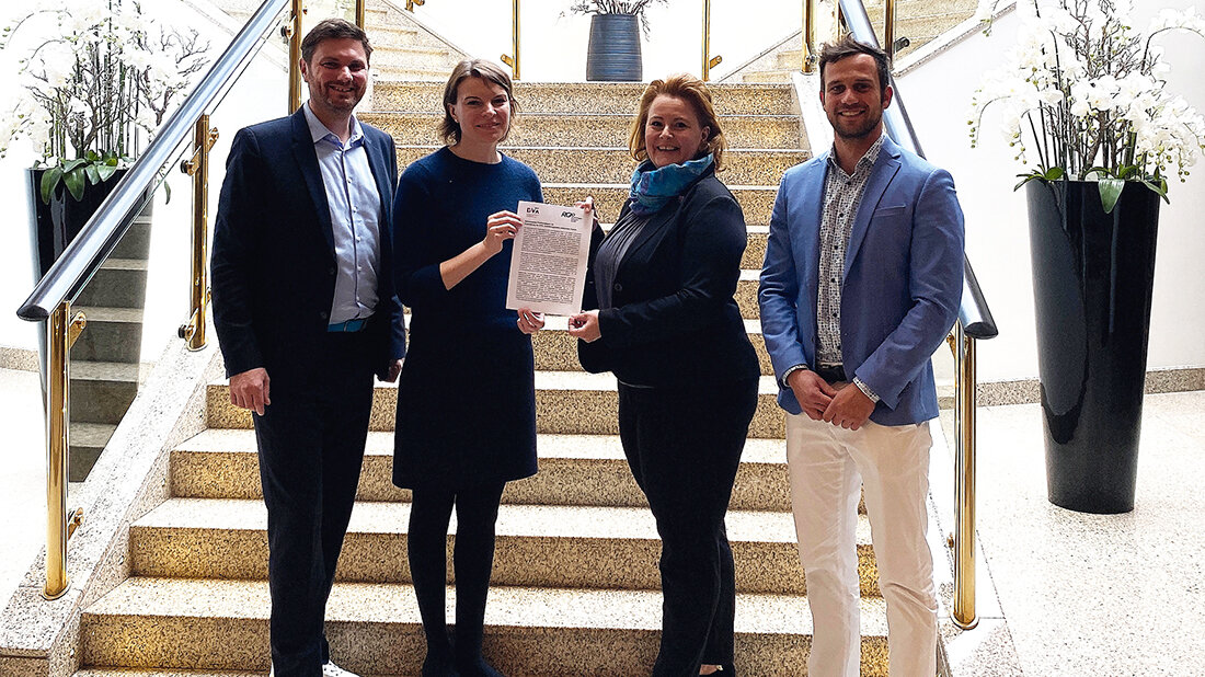 Zusammenarbeit DVTA und RG20 – Positionspapier Ausbildungsfinanzierung Foto von der Überreichung des Positionspapiers zur Ausbildungsfinanzierung