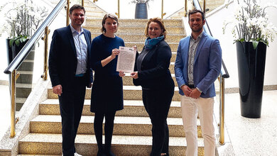 Foto von der Überreichung des Positionspapiers zur Ausbildungsfinanzierung