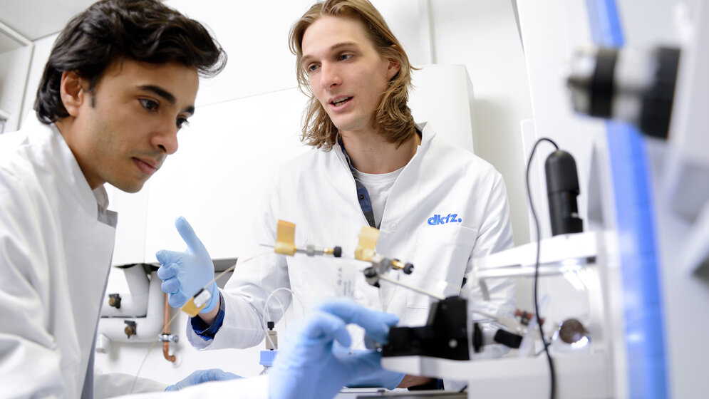 DKFZ_Wissenschaftler_fuehren_Messungen_mit_einem_Massenspektrometer_durch_Schwerdt_DKFZ.jpg Messungen mit einem Massenspektrometer