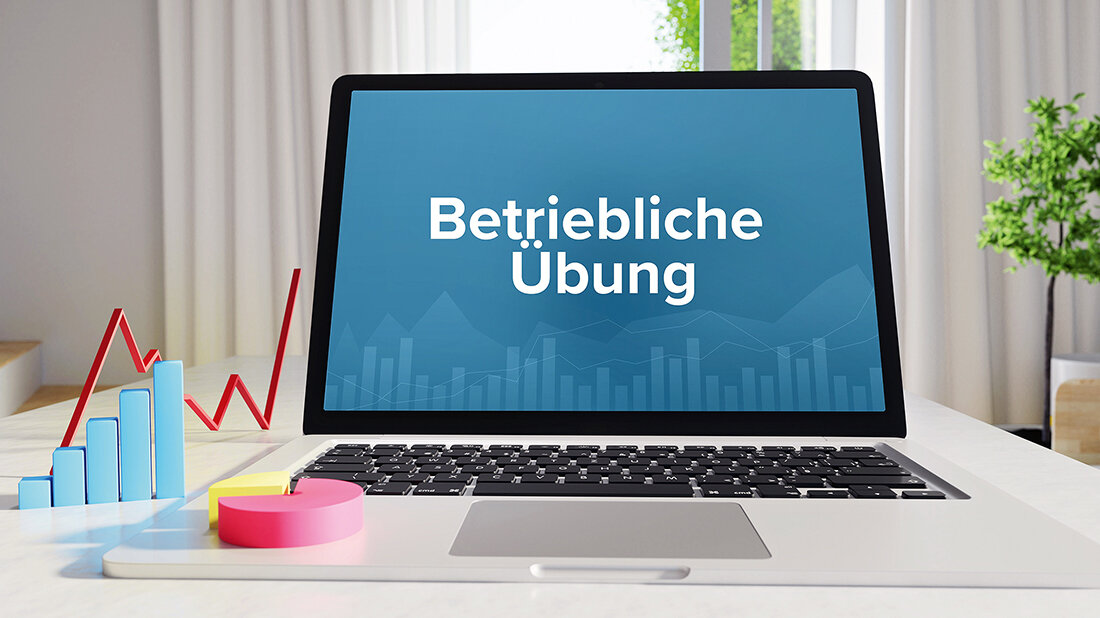 Betriebliche Übung – was Mitarbeitende über wiederkehrende Leistungen wissen sollten Bild eines Laptops, auf dessen Bildschirm „Betriebliche Übung“ stehte