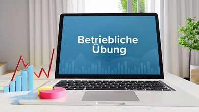 Bild eines Laptops, auf dessen Bildschirm „Betriebliche Übung“ stehte
