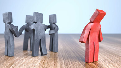 Stilisierte Figuren, die eine Figur ausgrenzen