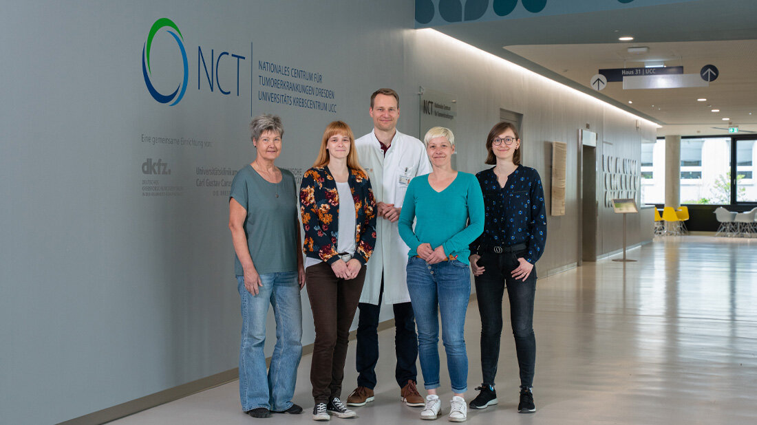 Untersuchte Familie mit Dr. Arne Jahn und Alexandra Baumann, wissenschaftliche Mitarbeiterin