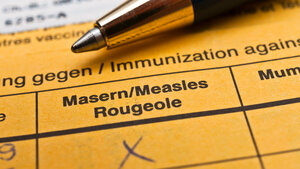 Impfbuch mit Masernimpfung