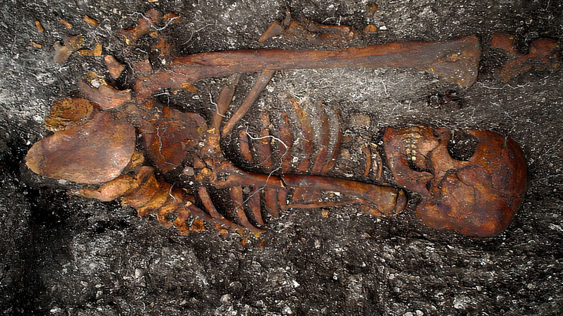 Skelett auf der Fundstelle in Jubuicabeira II, Brasilien.