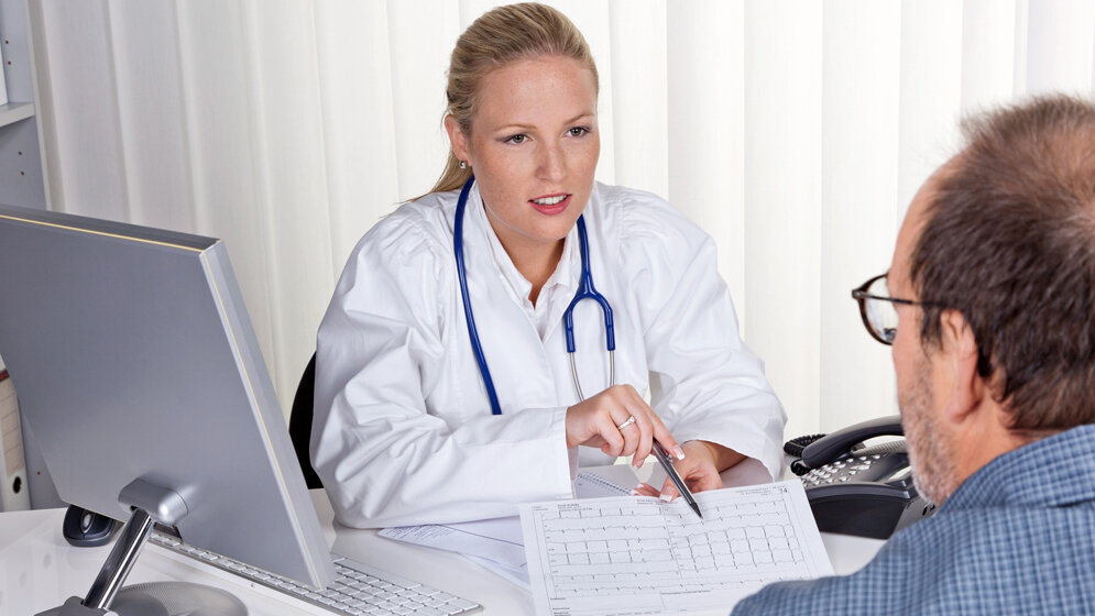 Fotolia_102198469_Aerztin_mit_Stethoskop_spricht_mit_Patienten_Gina_Sanders_11032016.jpg Ärztliche Zweitmeinung