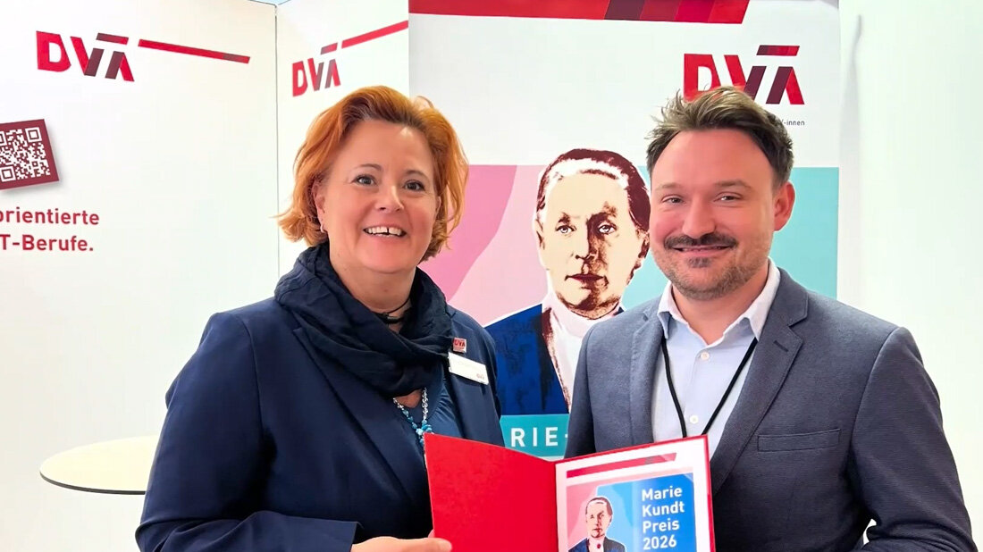 Claudia Rössing mit Steffen Wehnert bei der Preisübergabe.