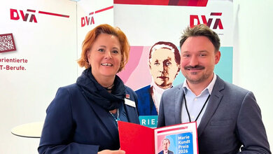 Claudia Rössing mit Steffen Wehnert bei der Preisübergabe.