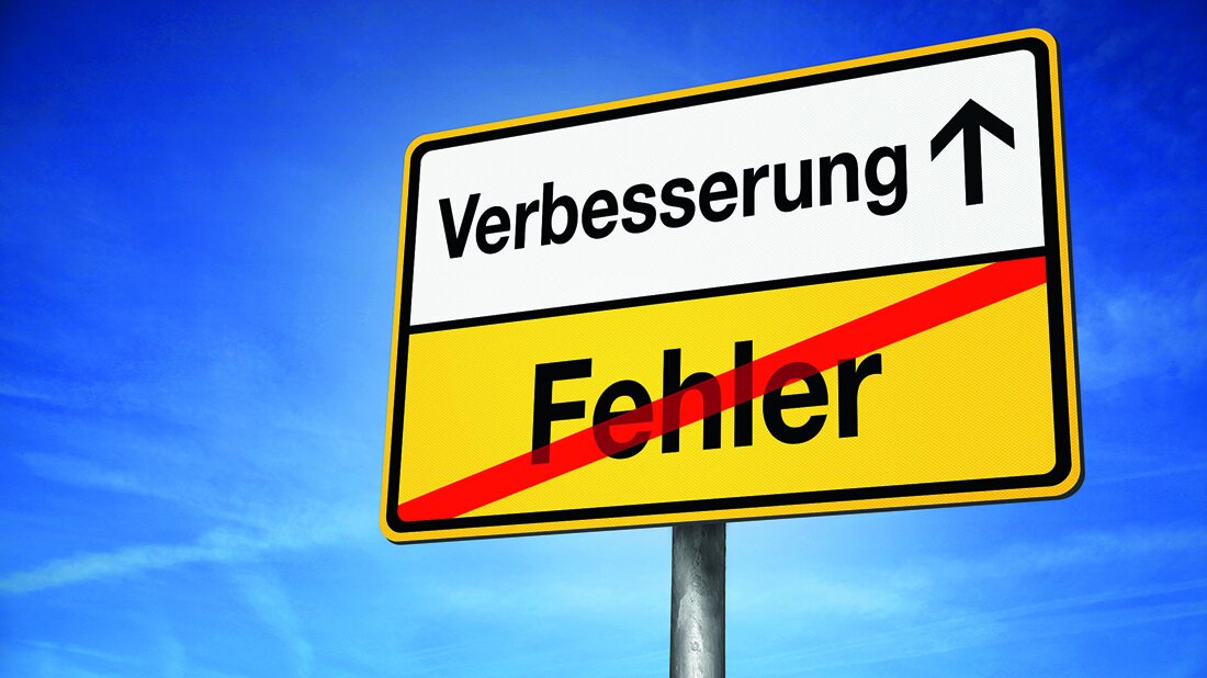 Aus der Praxis für die Praxis (38):
Fehler – Nobody is perfect Ortausgangsschild mit mit den Begriffen „Fehler“ (durchgestrichen) und „Verbesserung“ (als nächster„Ort“)
