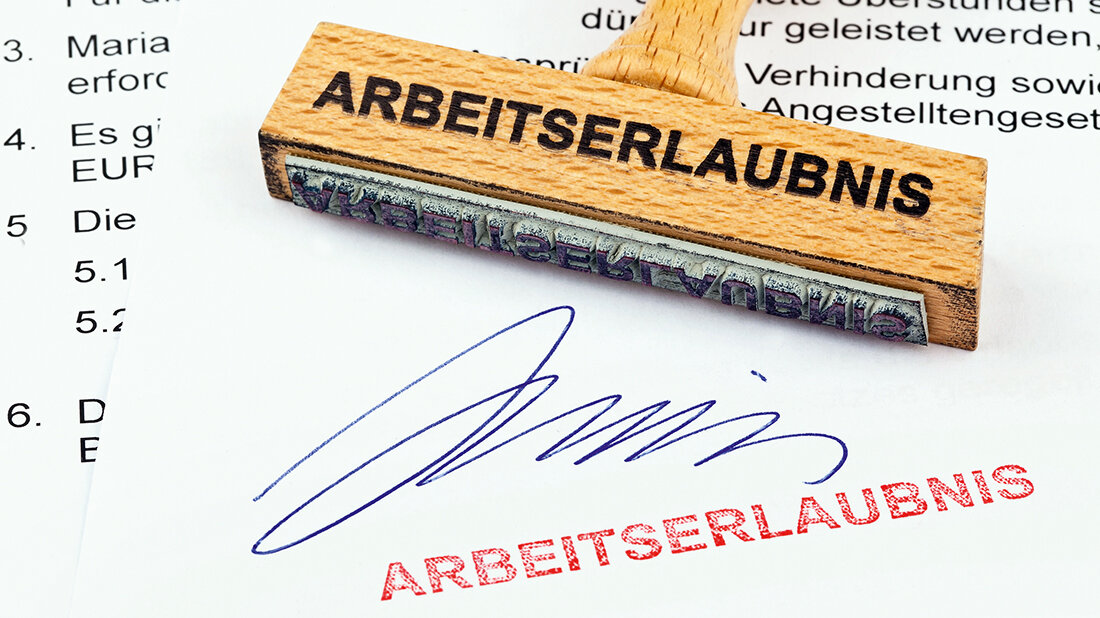 Aus der Praxis für die Praxis (46): Interkulturelle Zusammenarbeit im Fokus Foto eines Stempels mit dem Text „ARBEITSERLAUBNIS“