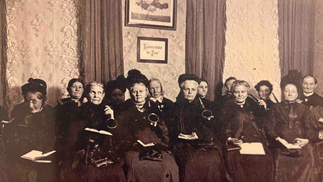 Gottesdienst_1901.jpg Bild von einem Gottesdienst, den Margarethe von Witzleben 1901 initiierte.