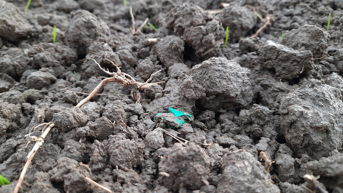 Plastikmüll im Ackerboden 