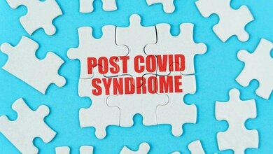 Puzzleteile mit Aufdruck Post COVID Syndrome