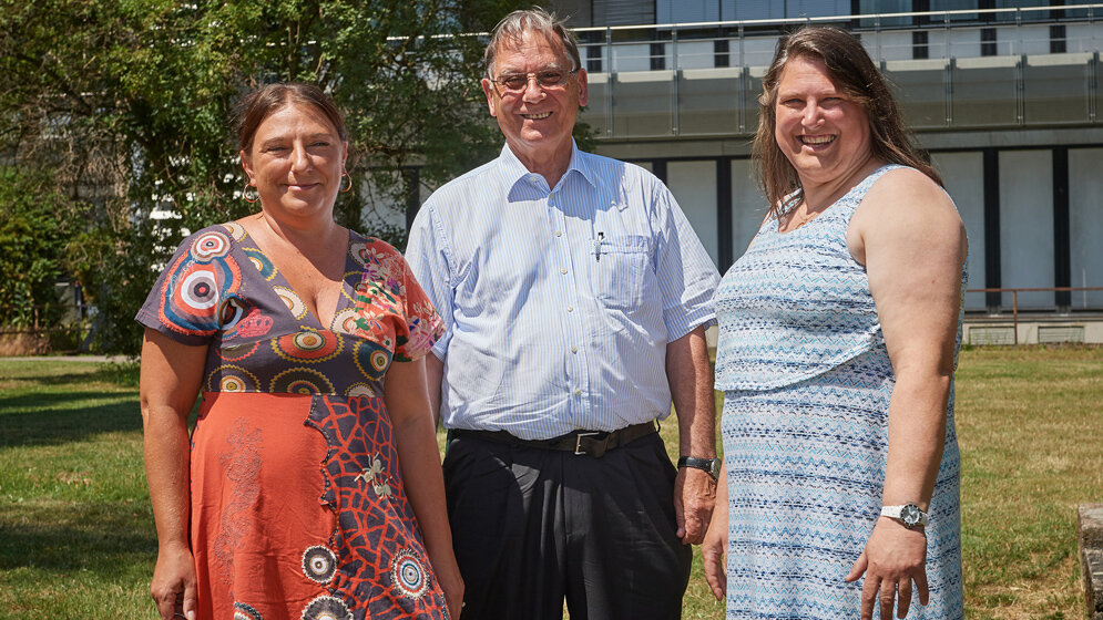 Team_vor_den_Chemischen_Instituten_der_Uni_Bonn_Foto_Volker_Lannert_Uni_Bonn.jpg Das Team vor den Chemischen Instituten der Universität Bonn