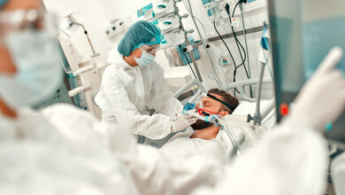 Patient mit schwerem COVID-19