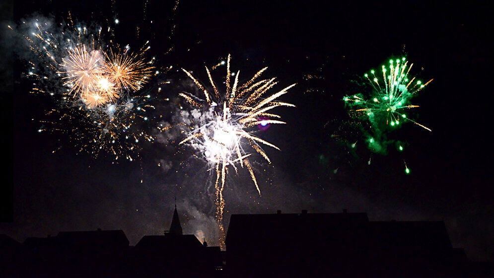 Silvester_By_Theo_Crazzolara_Feuerwerk__CC_BY-SA_2.0__wikimedia.jpg