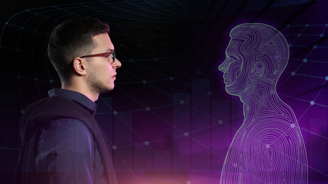 Junger Mann mit seiner digitalen Projektion auf dunklem Hintergrund. Konzept des digitalen Zwillings