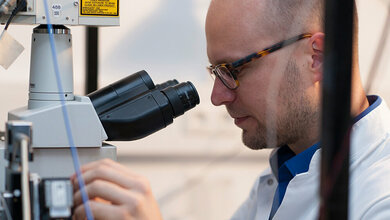 Marc Aurel Busche am Zwei-Photonen-Mikroskop