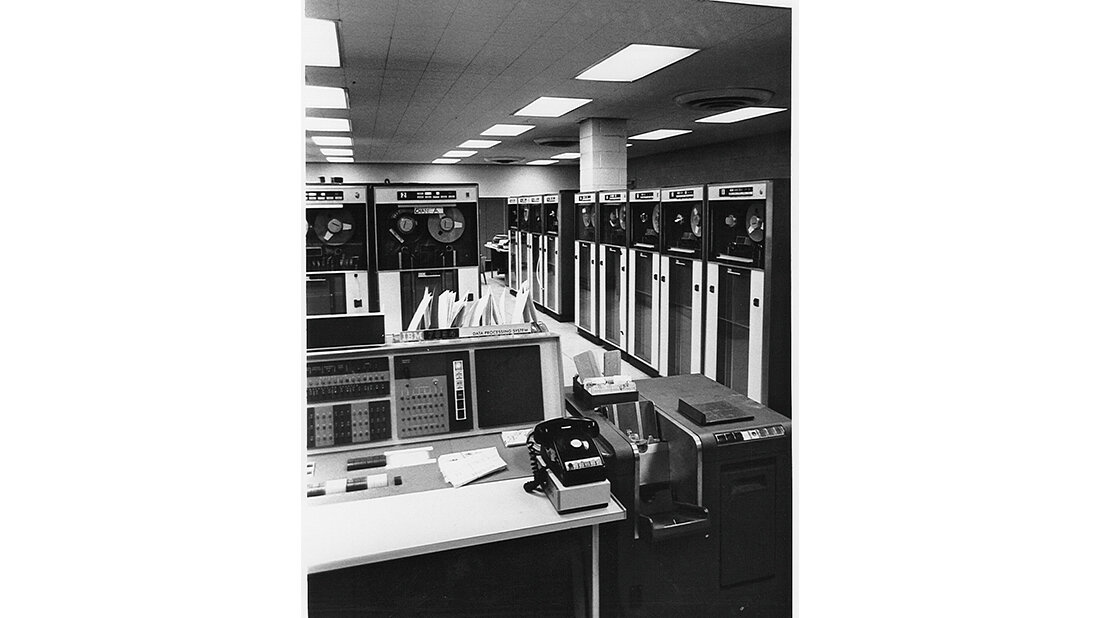 Die Begründerin der Bioinformatik Foto eines Großrechners vom Typ IBM 7094