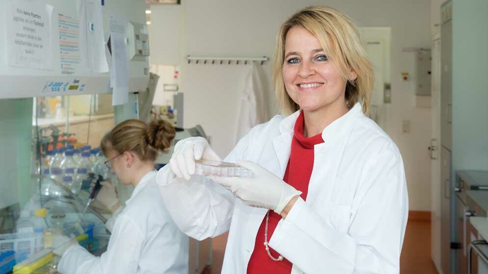 Prof. Dr. Alexandra K. Kiemer im Labor