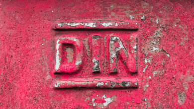 Schild mit DIN Aufdruck