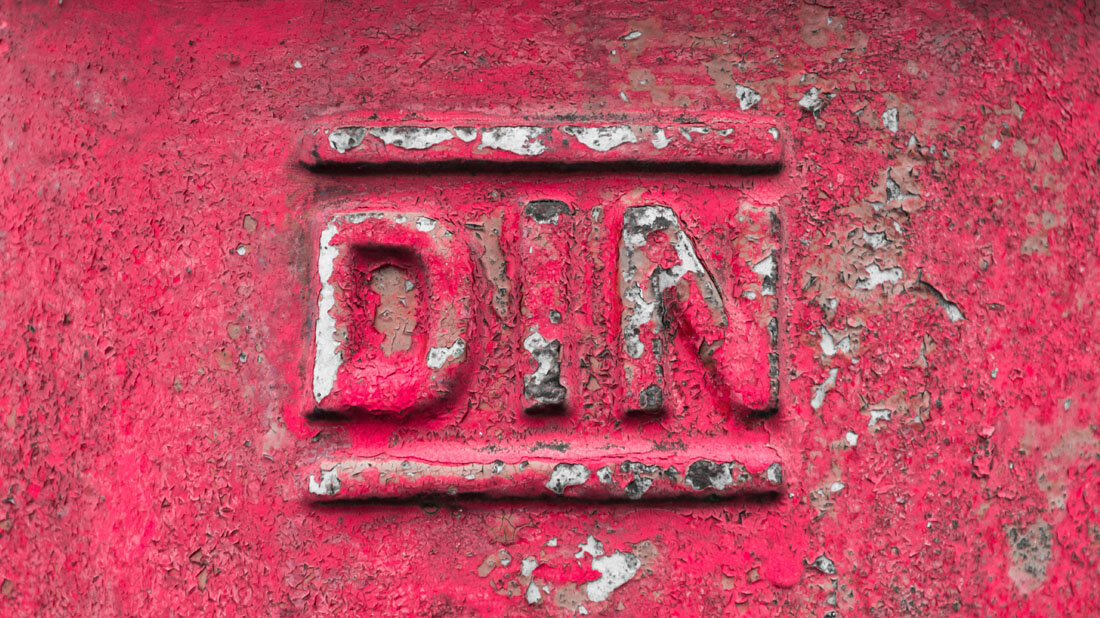 Schild mit DIN Aufdruck