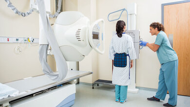 Patientin wird geröntgt