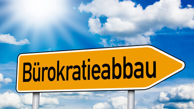 Schild mit dem Aufdruck Bürokratieabbau