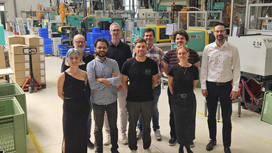 Forschungsteam in einer industriellen Halle