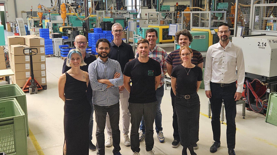 Forschungsteam in einer industriellen Halle