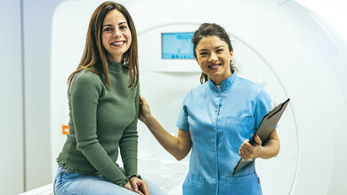 Foto einer Patientin und einer MTR vor einem CT